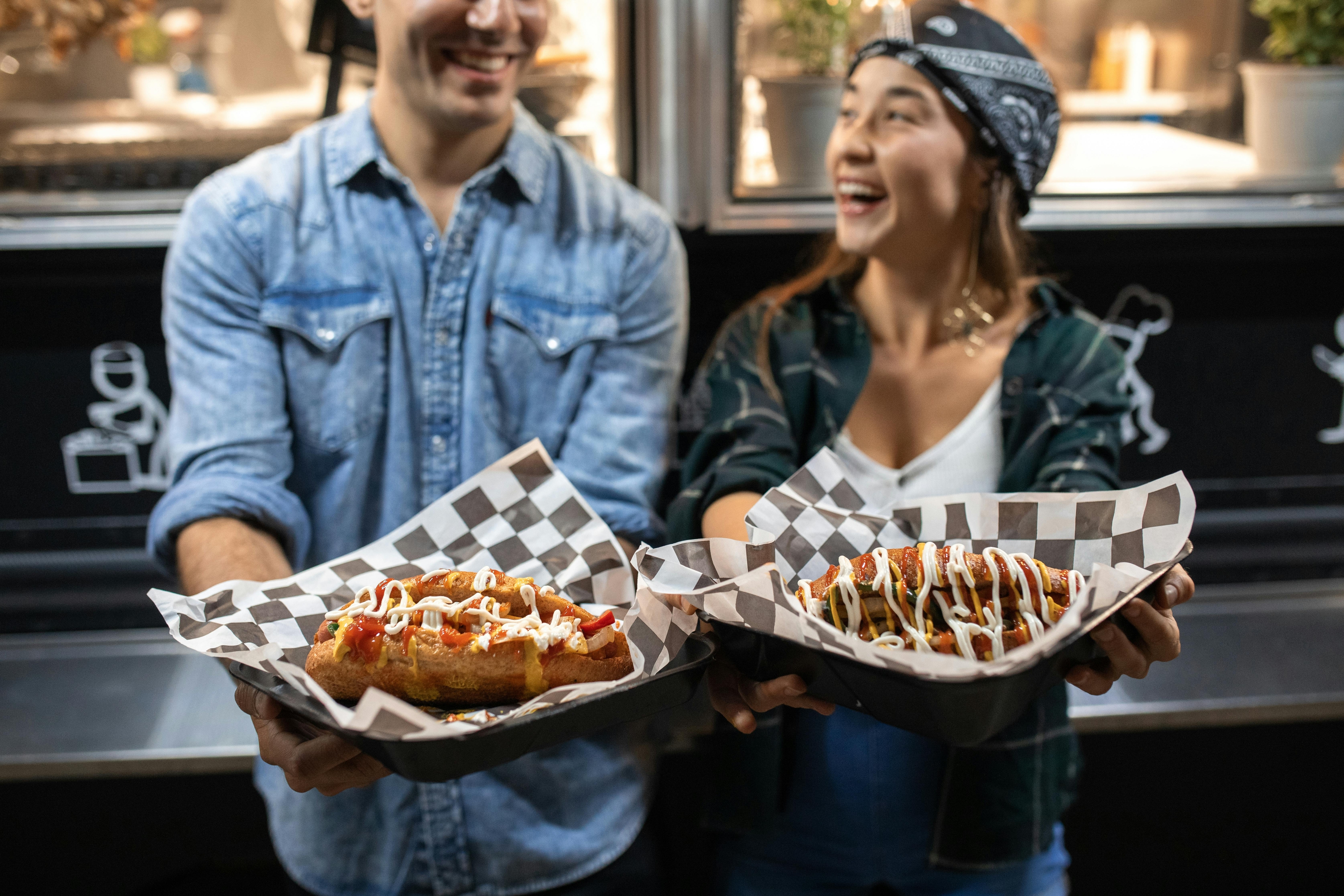 Foodtruck traiteur pour une soirée entre amis, Book My FoodTruck, cuisine savoureuse en plein air.