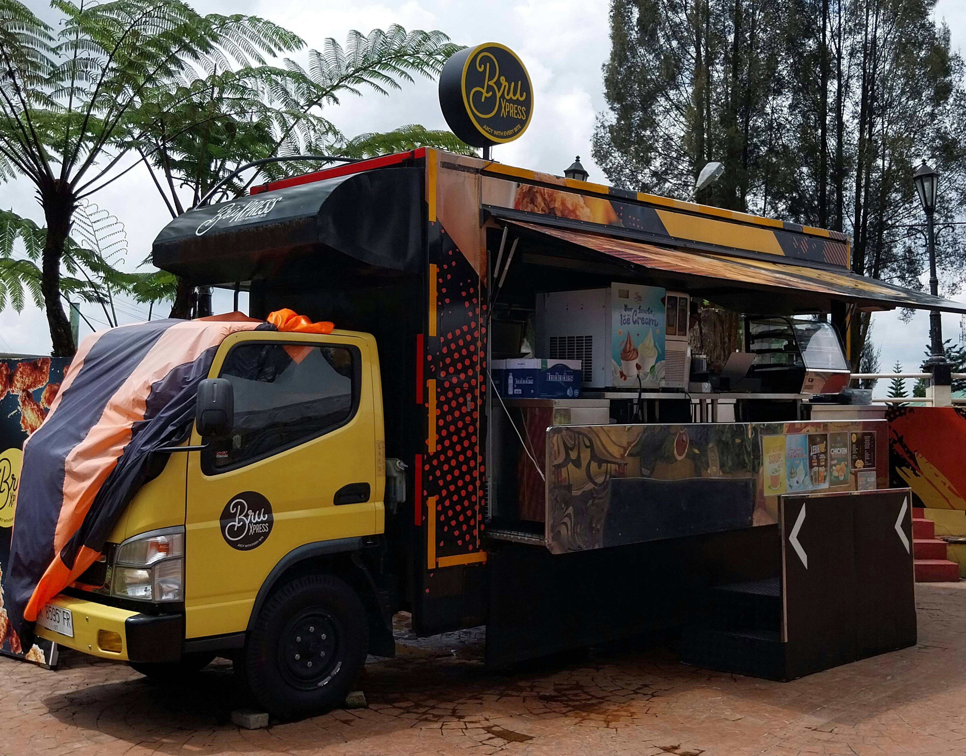 Camion, Book My FoodTruck, cuisine mobile pour séminaire d’entreprise.