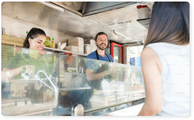 Foodtruck hot dog, traiteur Book My FoodTruck, spécialités savoureuses