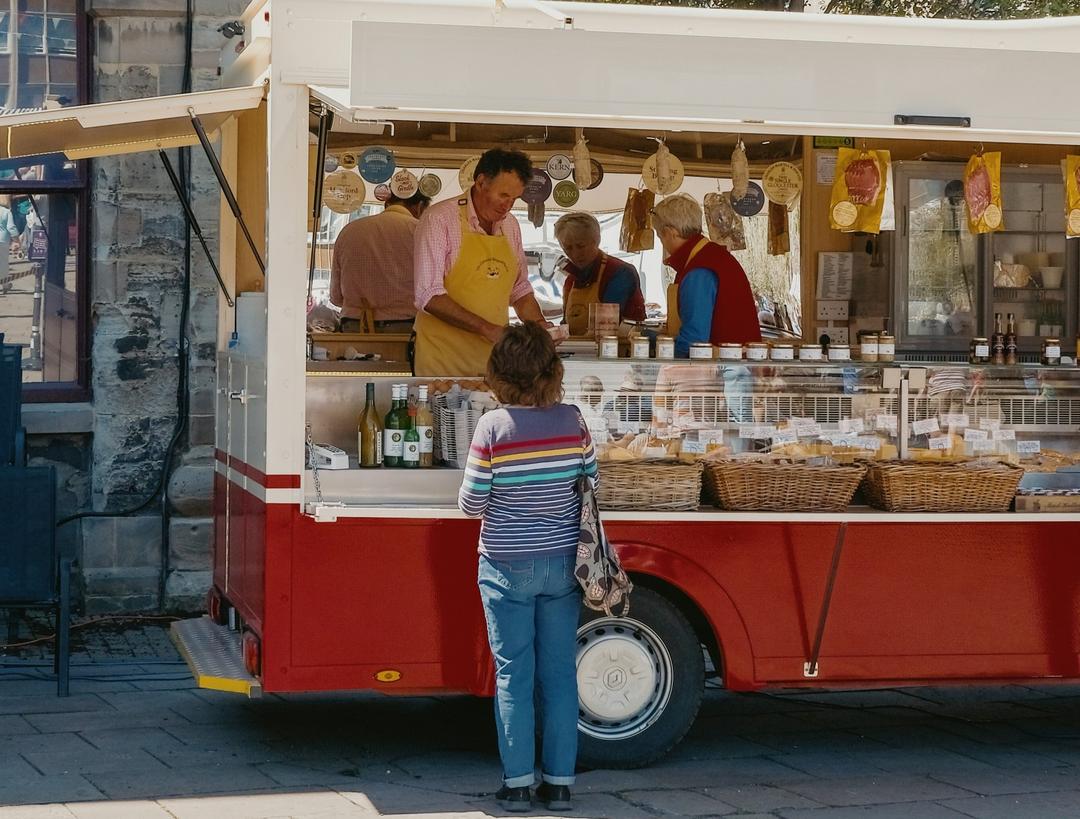 FoodtruckS festival, traiteur Book My FoodTruck, diversité culinaire festive.