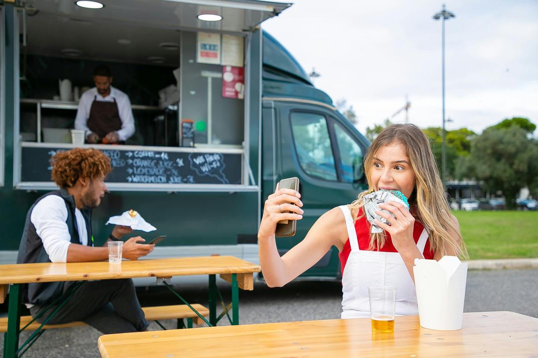 Traiteur Foodtruck pour soirée amicale, Book My FoodTruck expérience culinaire entre amis.